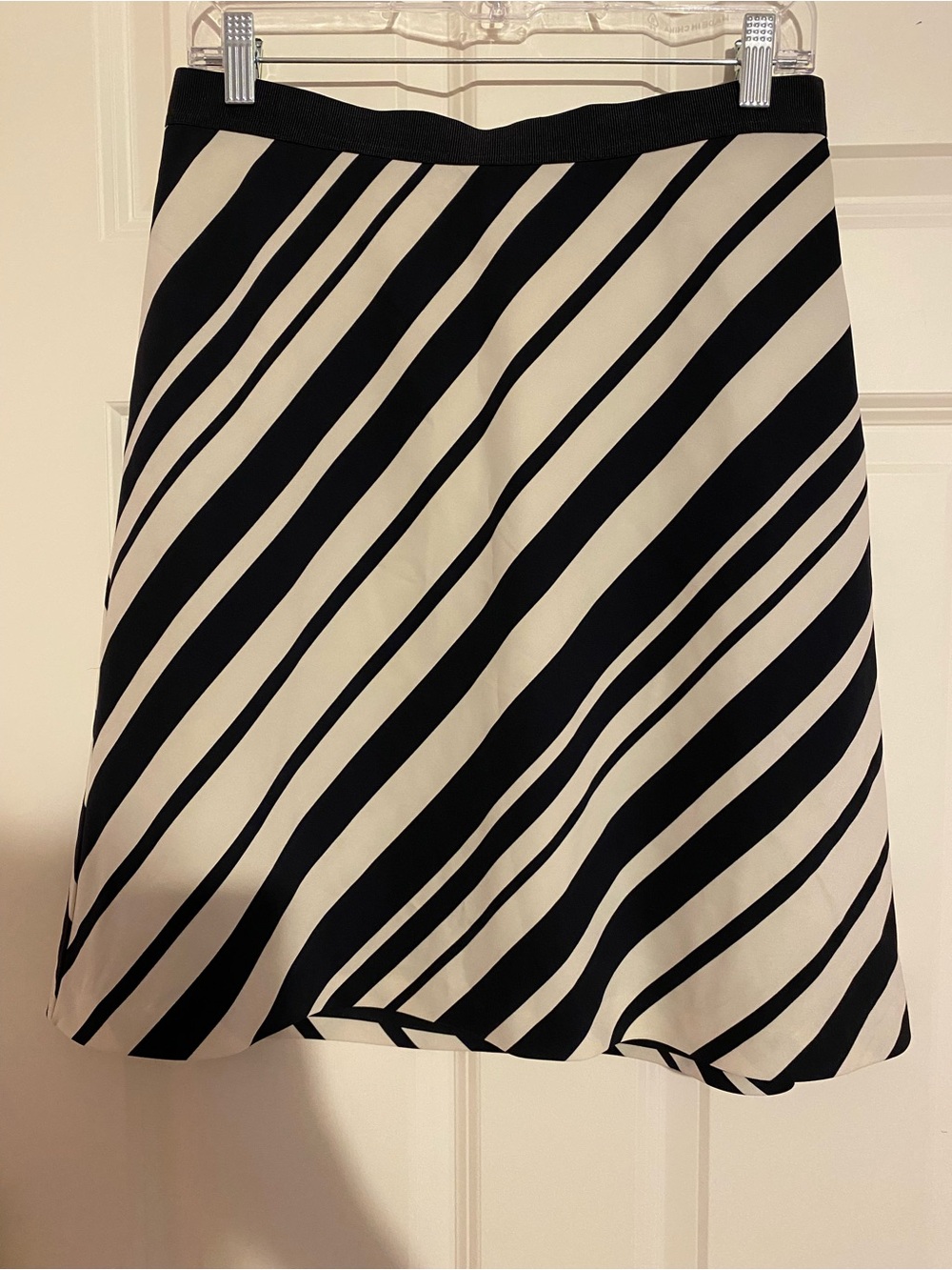Ann Taylor dark navy blue ivory striped midi skirt, size 8 (waist: 29 in.)